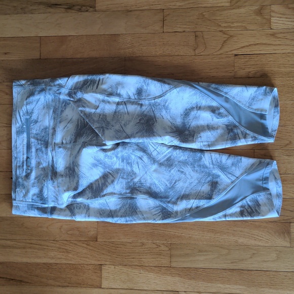 Lululemon Pace Perfect Crop 17" in Breeze by White Light Cast Size 8 - Picture 3 of 7